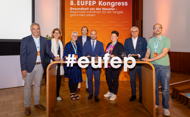 Bild: v.l.n.r.: Univ.-Prof. Dr. Gerald Gartlehner, MPH, Heike Mennel-Kopf (Land Vorarlberg), Professor Sally Kendall, MBE (Centre for Health Services Studies, University of Kent), Mag. Volker Knestel (NÖGUS-Geschäftsführer), Landesrat und NÖGUS-Vorsitzender Dr. Christoph Luisser, Kathrin Hofer-Fischanger, BA MA PhD (FH Johanneum), Landtagsabgeordneter Martin Antauer und Stephan Voß, MA MsC (Ludwig-Maximilians-Universität München). Foto: MaxLouis Köbele